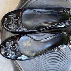BLACK PATENT LEATHER FLATS BY TORY BURCH