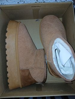 New Size 8 Womens boots