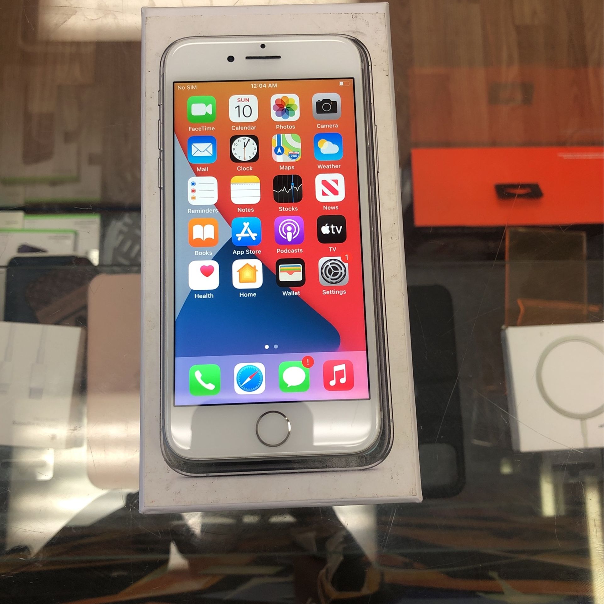 iPhone 8 White Factory Unlocked ! 30 Days Manufacture Warranty !