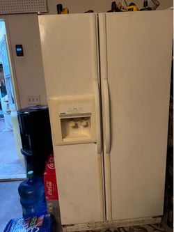 Refrigerator/ double door with freezer