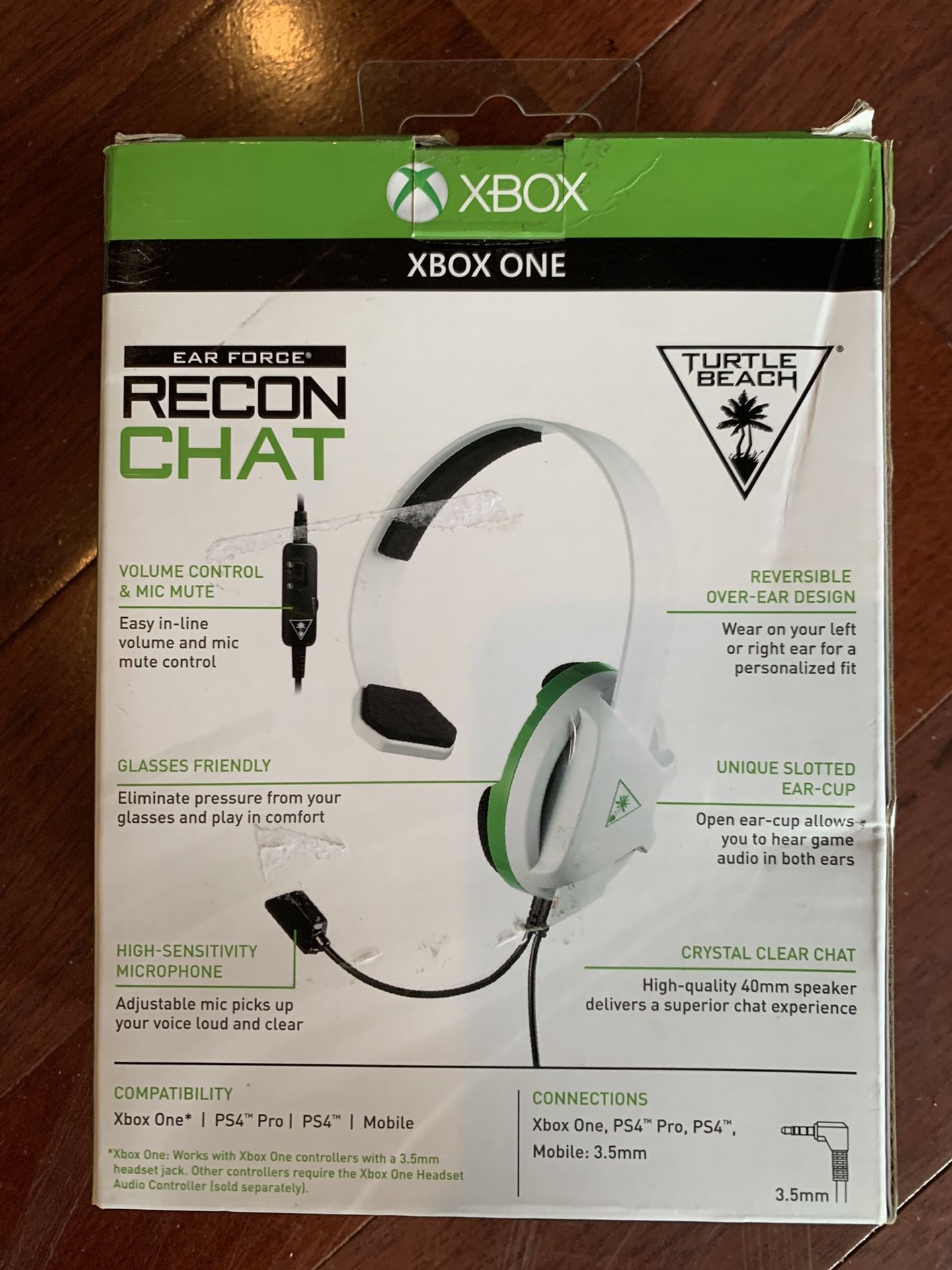 Xbox One Recon Chat Headset by Turtle Beach, white/green, new in beat up box