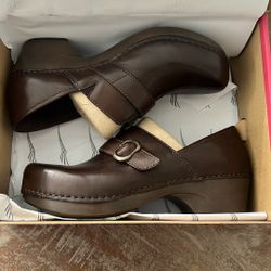 Dansko Tamara Burnished Full Grain Leather: Chocolate