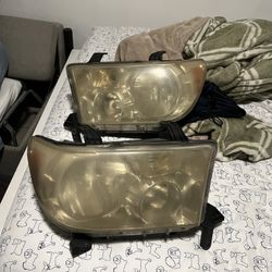 I  am sale Headlights  Tundra 2007