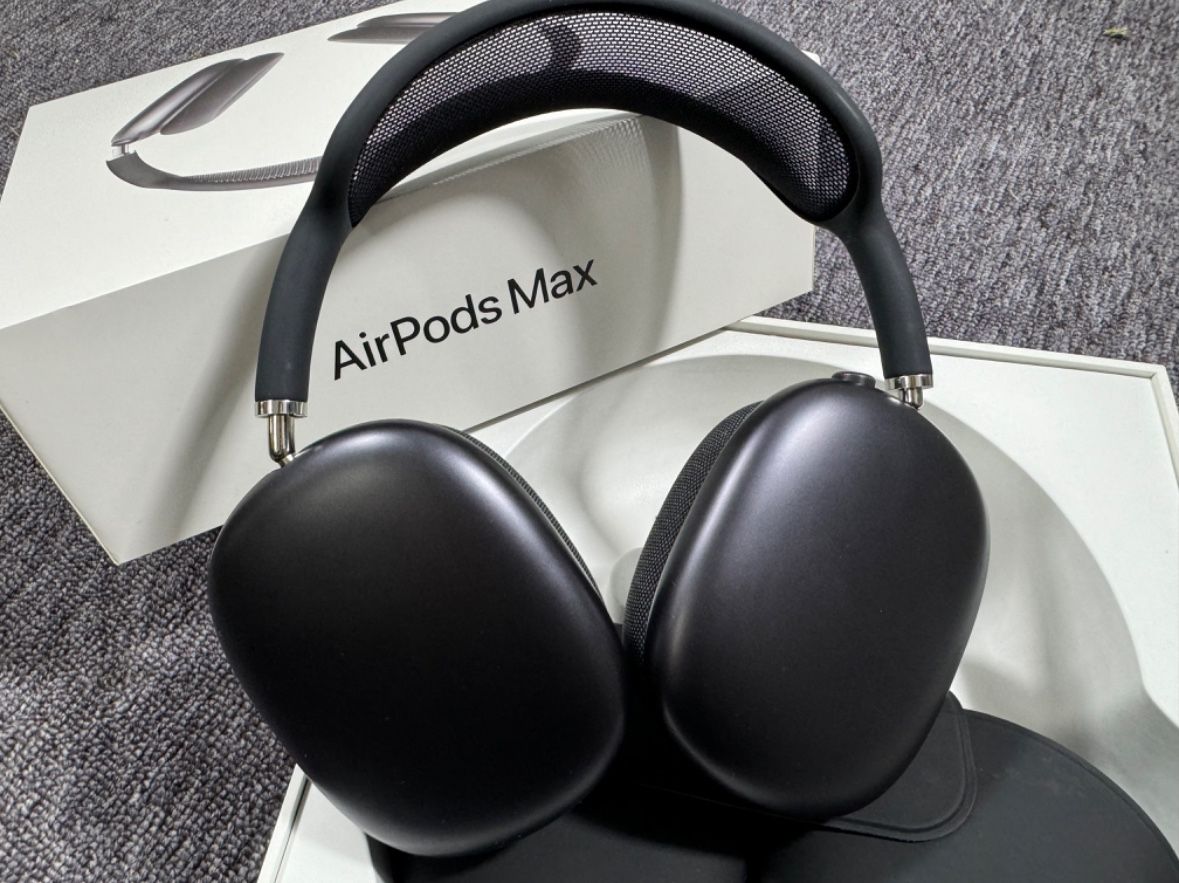 Apple AirPod Maxes