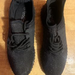 Twisted Slip In And Step Out Sparkling Women Comfortable Walking Shoes. Black Color, Size 9.