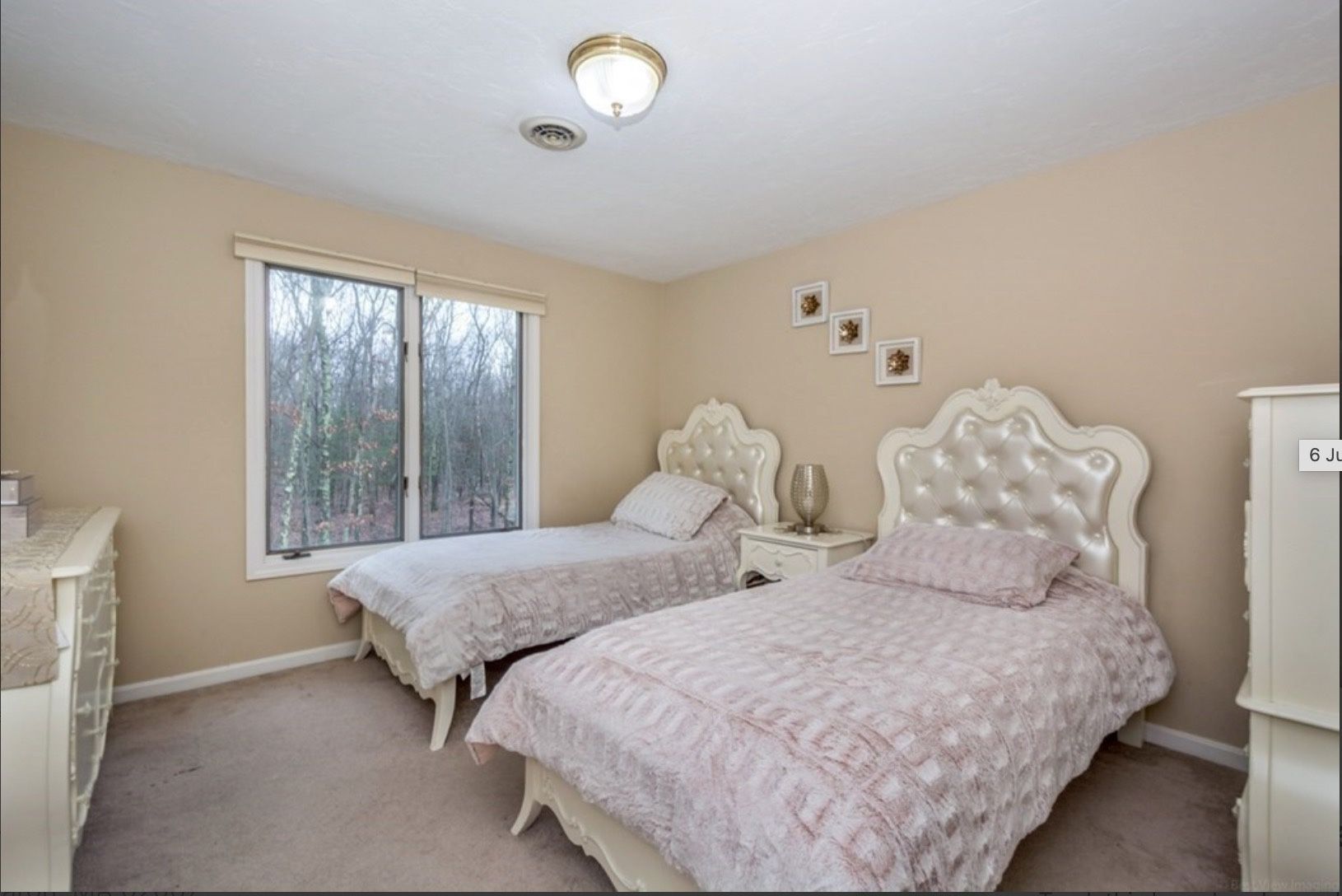 Twin Bed Room