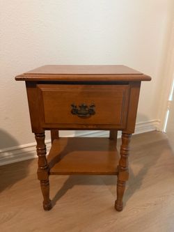 Set of 2 end tables