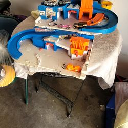 USED HOT WEELS DISPLAY  ITS USED  NORMAL WEAR HABLO ESPAÑOL TANBIEN  ESPARA LOS HOT WEELS