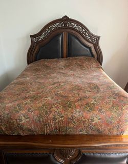 Oakwood Traditional bed-Queen size