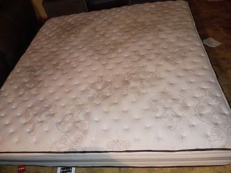 Se vende colchón king size no manchado