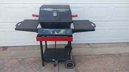 BBQ GRILL IN EXCELLENT WORKING CONDITION VERY CLEAN READY TO USE