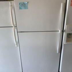 Like New Whirlpool Refrigerator White  Ex Lg . Warehouse pricing.   Warranty  . Delivery Available . 2522 Market st. 33901