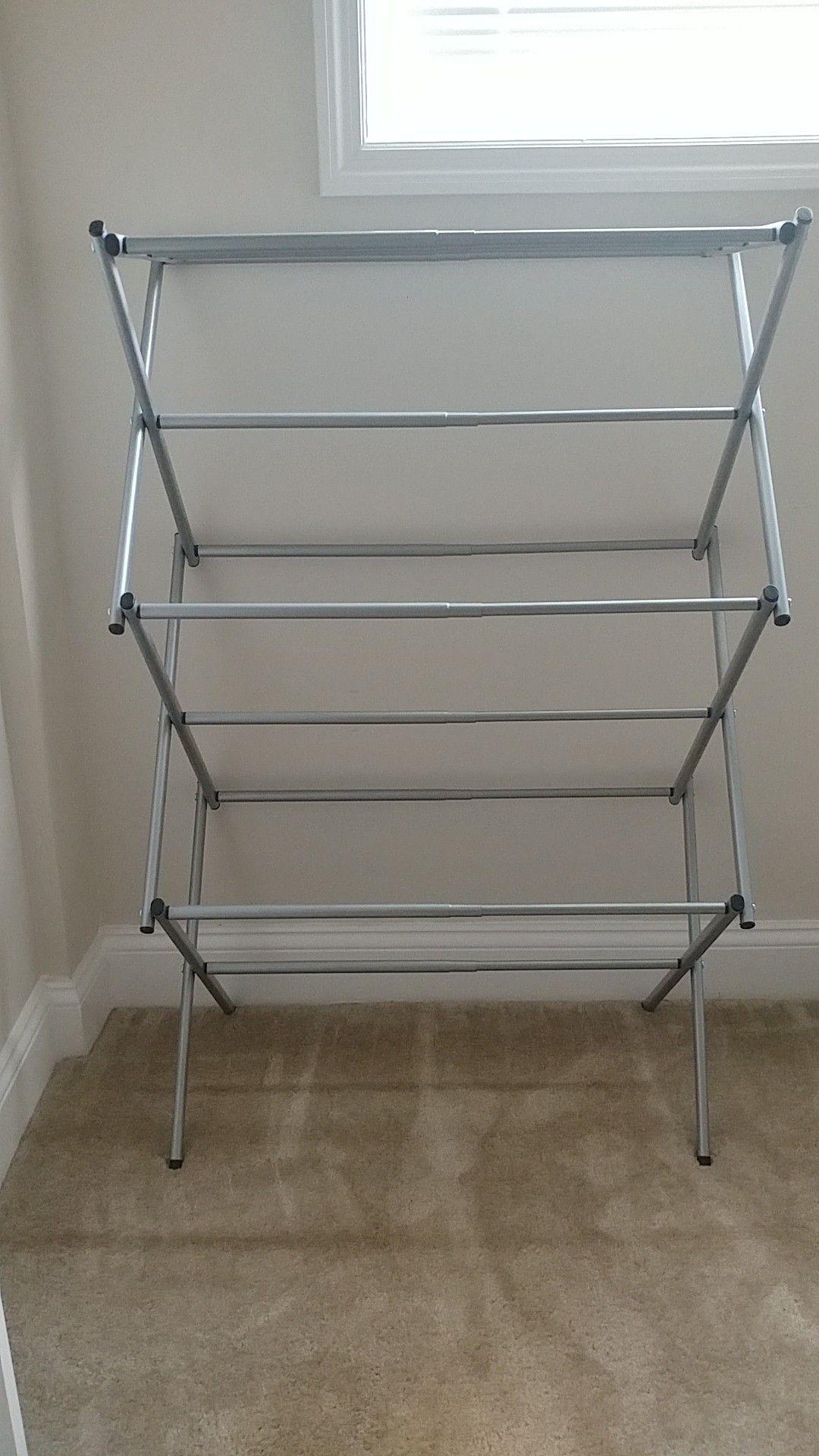 Adjustable clothes drying rack