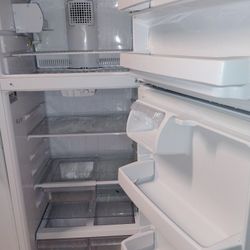 Top & Bottom Refrigerators! Very Good Conditions! 