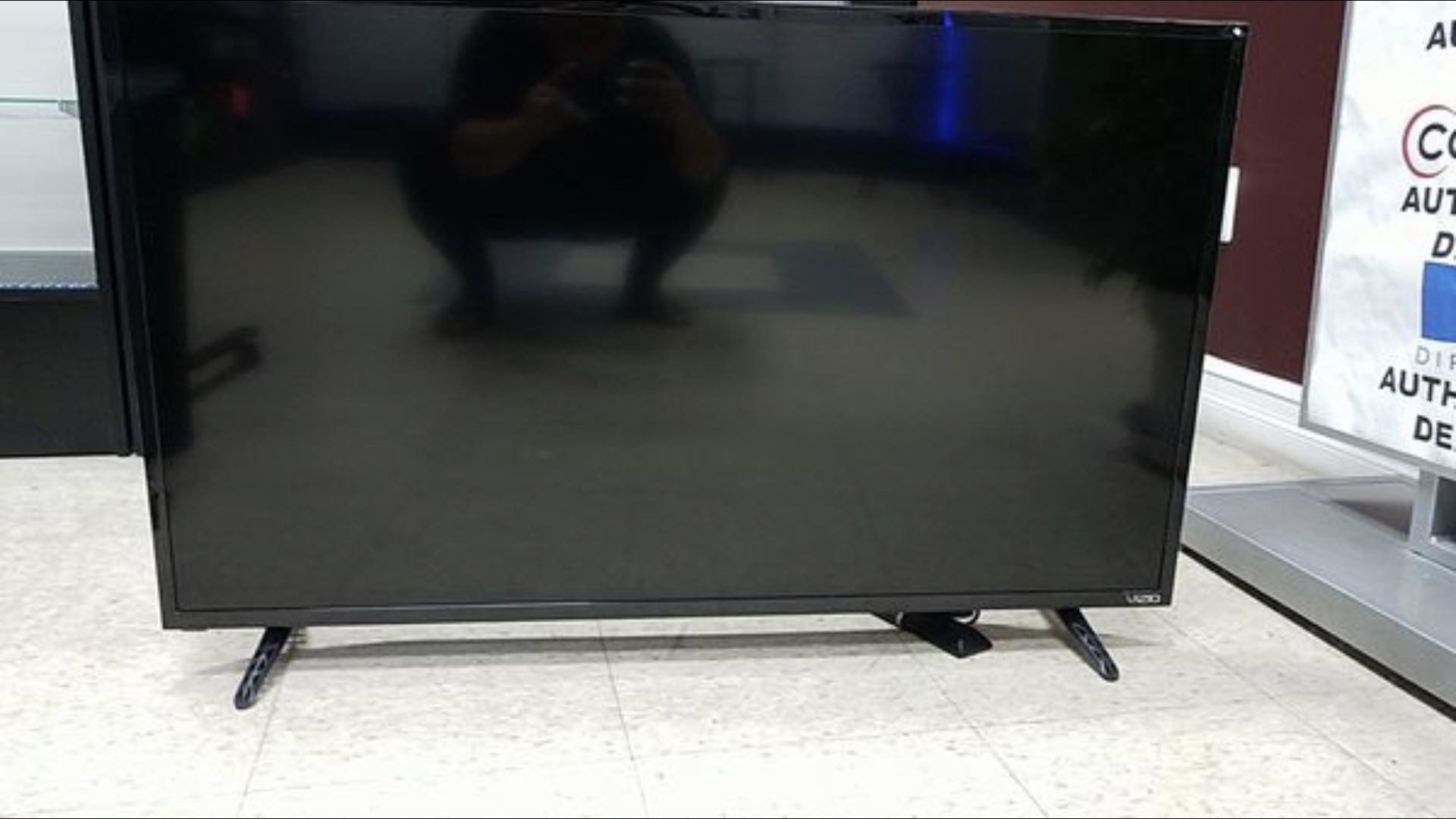Vizio 42 in Smart TV brand new with out box display item