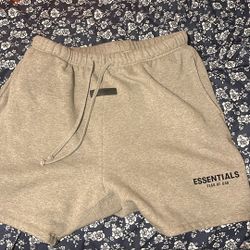 esstianls shorts