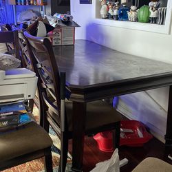 Table set  six chairs great condition