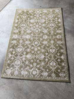 Rug 4' x 5'7" rug