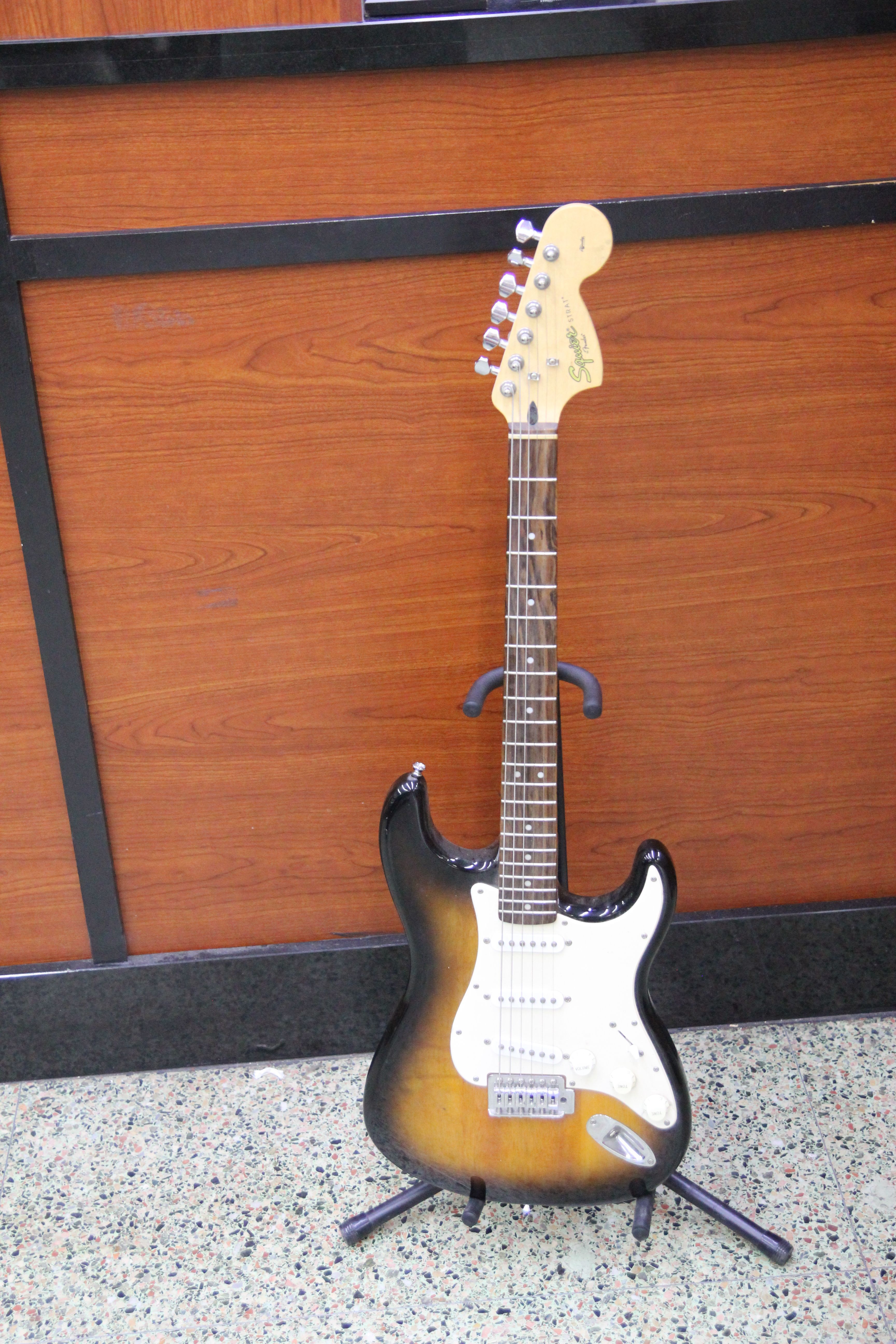 Squier Stratocaster Affinity Sunburst Electric Guitar