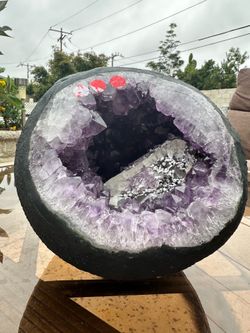 Amethyst with calcite display geode