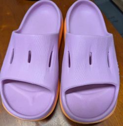 New Woman's Hoka Sandal / Slides  size 7 lavender and peach color