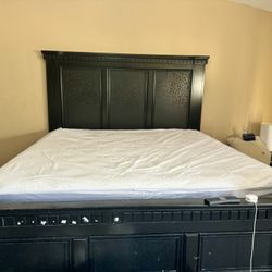 KING BED WITH 2 MONTH OLD MATTRESS