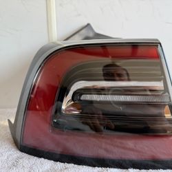 2017-2023 Tesla Model 3 LED TAILLIGHT LH Driver Side