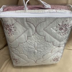 Floral Quilt W/ Pillow Shams