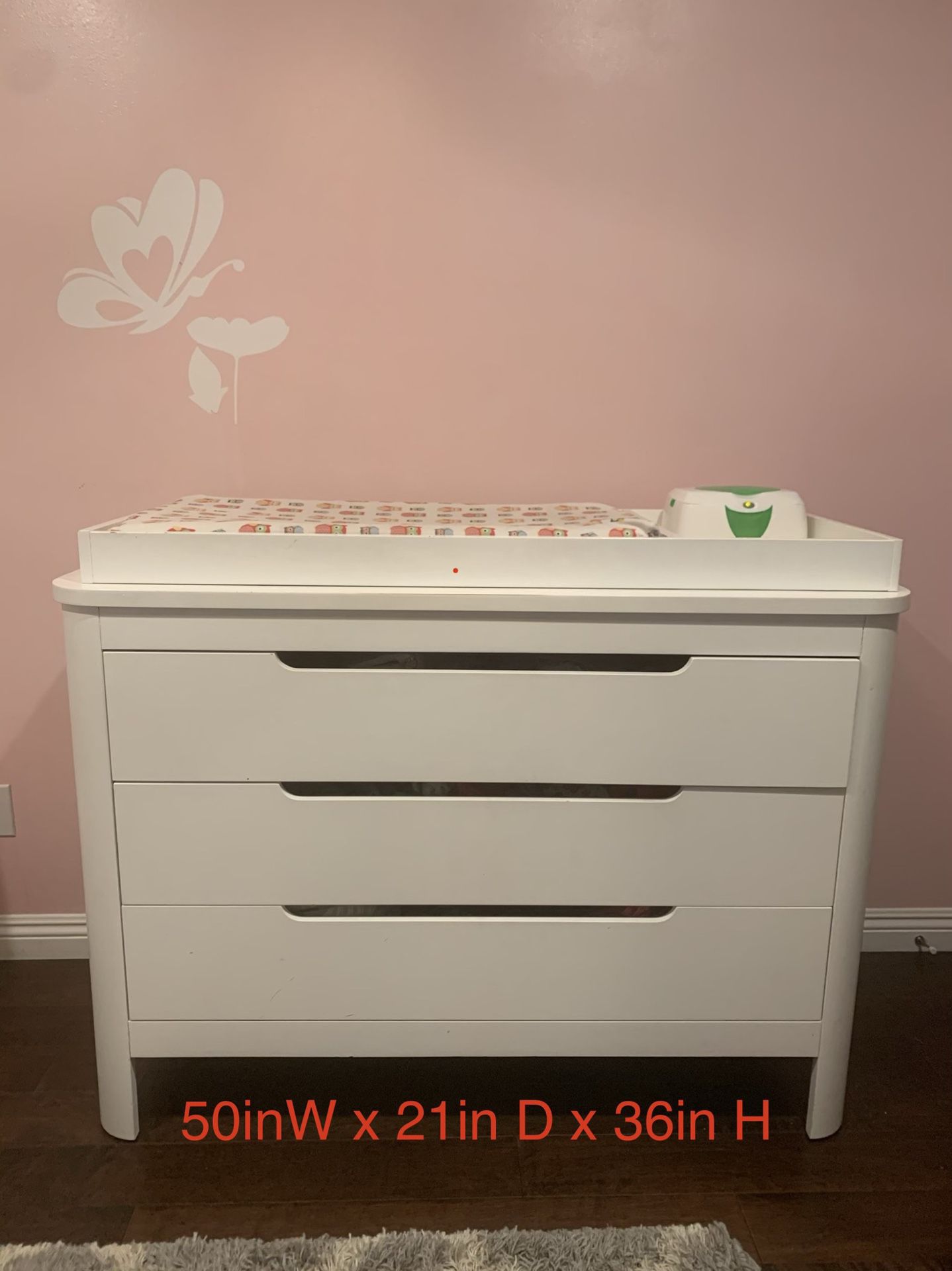 Kid’s dresser with changing table/pad