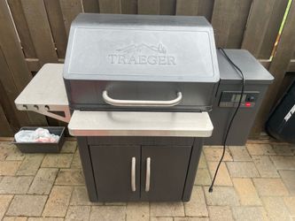 Traeger Silverton 620 wood pellet grill