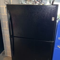 GE profile icemaker full size fridge top and bottom
