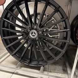 22 Staggered. Gloss Black. 5x112