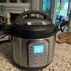 Instant Pot Duo 8 Qt DUO80 V2 10 In 1 Pressure Cooker. Large Pot. Like New