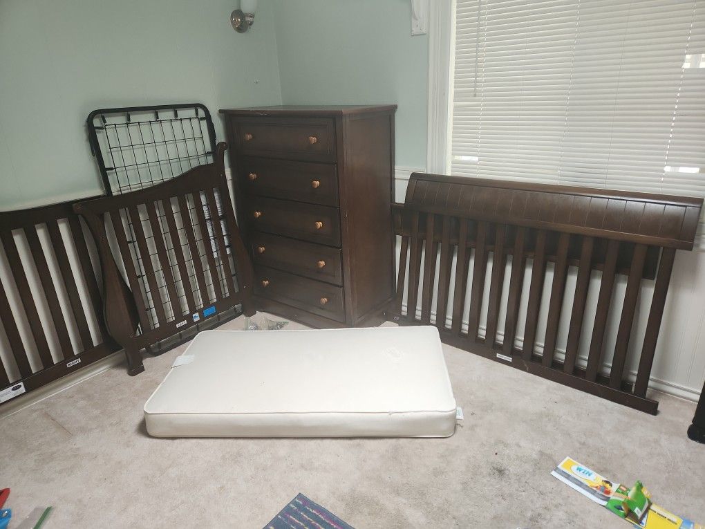 Baby Crib With Dresser
