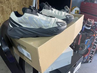 Yeezy 700 Mnvn
