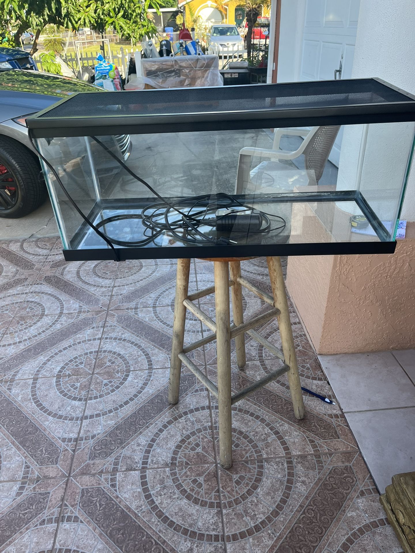 Fish tank in good condition without leaks with a heater. It measures 30.5 inches long, 12.5 inches wide, 13 inches high. I don't know how many gallons