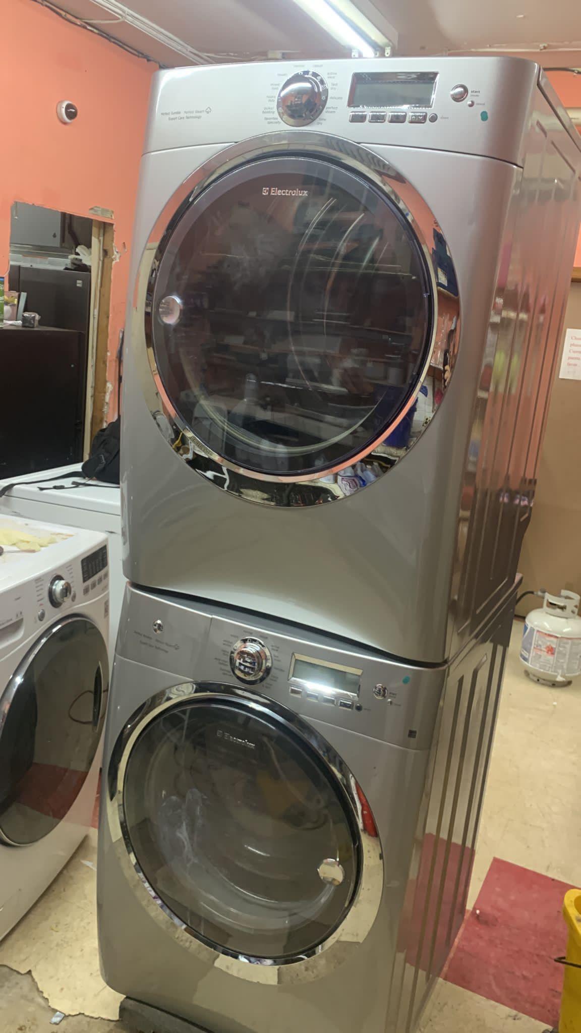 set washer and dryer gas use like new perfect working