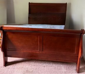 Queen Bed with out mattress