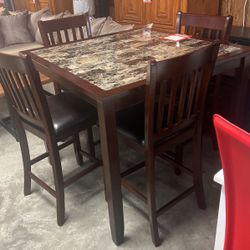 Dinette and 424 inch stools for 499 hurry limited quantities