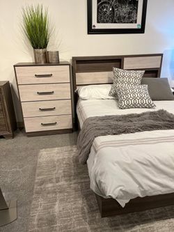 Alluring Queen bedroom set features bookcase headboard & hidden storage compartment