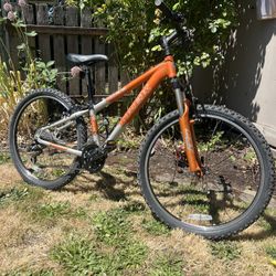 Trek 4300 Mountain Bike 13 Inch Frame 26 Inch Tires