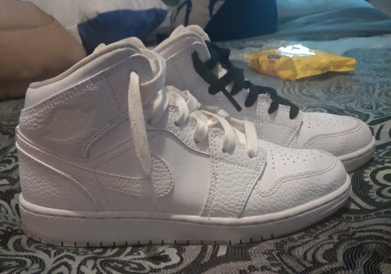 KIDS AIR JORDAN MID TRIPLE WHITE SIZE YOUTH