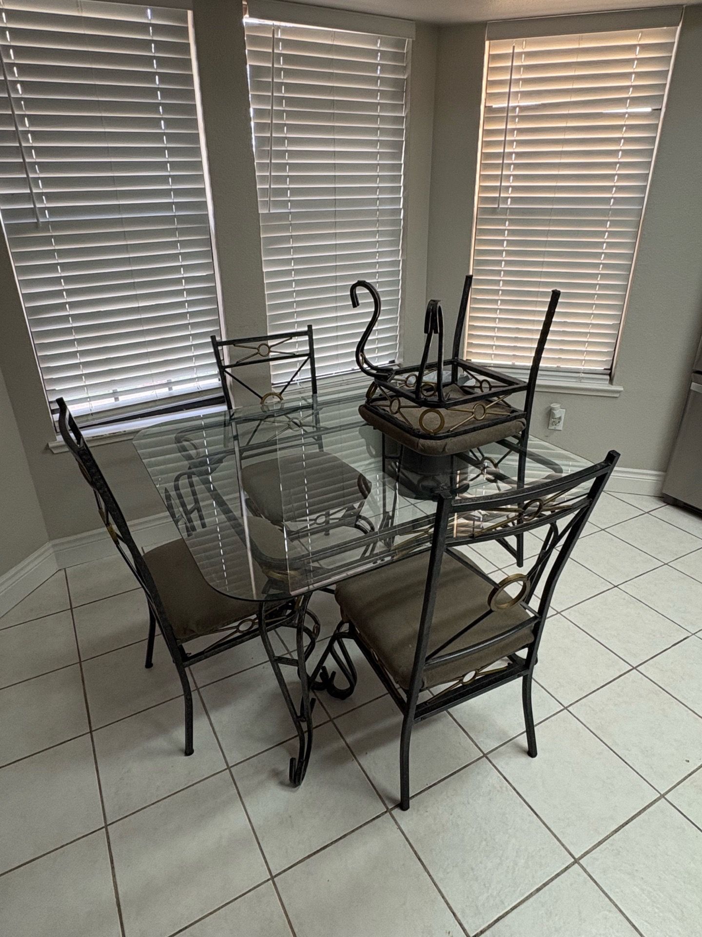 Kitchen table for Sale in Modesto, CA - OfferUp