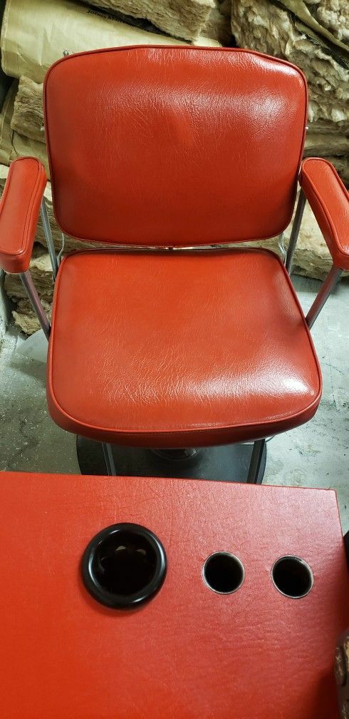 1 Antique Belvedere Red Brarber/Stylist Chairs, Recling Backs, Hydraulic