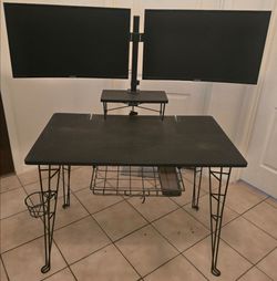 Samsung 27" curved monitors X2. With gaming desk. And monitor mount.