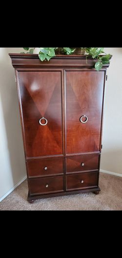Armoire Bombay Company Brand