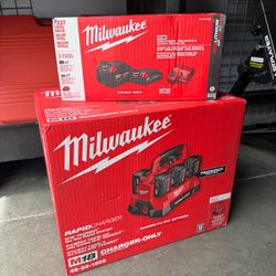 NEW Milwaukee M18 PACKOUT 6-Bay Battery Charger & XC5.0 + CP2.0 Battery Starter Kit