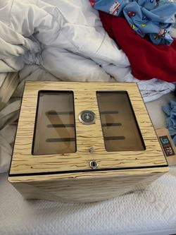 Cigar humidor