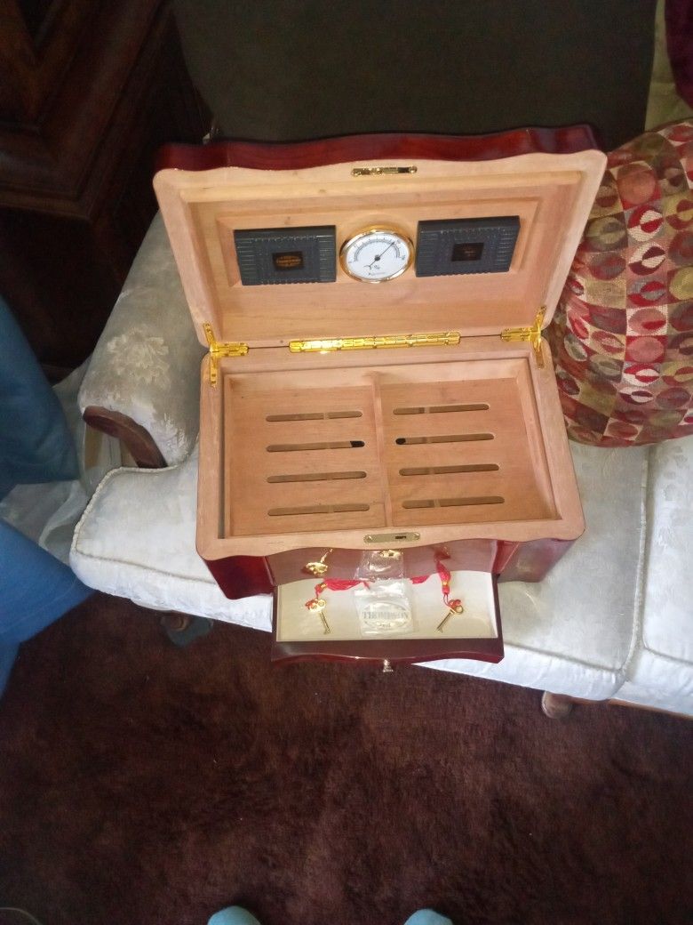 Thompson Humidor with 2 keys and Cigar Cutter 