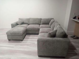 New 99x99 sectional couch / free delivery